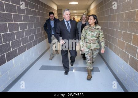 I partecipanti visitano il National Guard Readiness Center dopo la cerimonia di taglio del nastro presso la Joint base McGuire-Dix-Lakehurst, New Jersey, 4 gennaio 2024. Il progetto di costruzione militare di quasi 16 milioni di dollari, una struttura all'avanguardia di 40.762 piedi quadrati fornirà ai soldati della Bravo Company, del 250th Brigade Support Battalion, della 44th Infantry Brigade Combat Team, della New Jersey Army National Guard, l'addestramento in classe, l'amministrazione, le operazioni di manutenzione e lo stoccaggio delle attrezzature. Il progetto consegue la Leadership in Energy and Environmental Design Silver Certification del Green Building Council degli Stati Uniti Foto Stock