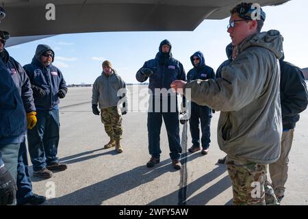 U.S. Air Force Senior Airman Derek Ayers, istruttore di addestramento del 388th Logistics Support Squadron, addestra membri di allerta transitori del 375th LRS Airmen e del 375th Operations Support Squadron durante il rifornimento di carburante a fossa calda dell'F-35A Lightning II, sulla Scott Air Force base, Illinois, 18 gennaio 2024. L'aggiunta di queste capacità facilita le linee di sforzo dello Wing affinché Scott sia un hub Est-Ovest chiave, consentendo alle forze di fare una rapida sosta ai box prima di dirigersi verso le loro destinazioni. Foto Stock