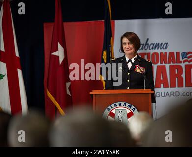 Il maggiore generale Sheryl Gordon, generale aggiunto della Guardia Nazionale dell'Alabama in uscita dà il benvenuto a Brig. Generale David Pritchett nella sua nuova posizione come aiutante generale della Guardia Nazionale dell'Alabama a Montgomery, Ala. Il 5 gennaio 2024. (Guardia Nazionale dell'Alabama Foto Stock