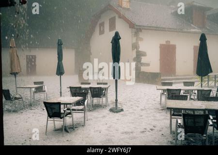 gambe nello spesso strato di grandine sul terreno. Foto di alta qualità Foto Stock