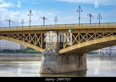 Budapest, HU – 11 giugno 2023 Vista paesaggistica della fondazione del pilastro neo-barocco francese, adornata con statuti scolpiti, della Margit híd o Margaret B. Foto Stock