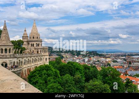 Budapest, HU – 11 giugno 2023 Panoramica orizzontale di Budapest dalle terrazze di osservazione neoromaniche del Halászbástya o Bastione dei pescatori, loca Foto Stock