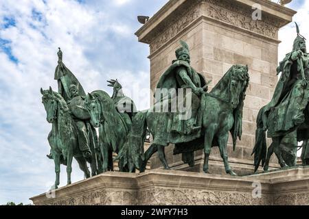 Budapest, HU – 11 giugno 2023 Vista ravvicinata dei sette capi dei Magiari, statue della colonna, parte del Monumento del Millennio a Budapest» Foto Stock