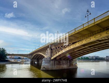 Budapest, HU – 11 giugno 2023 Vista di Margit híd o Ponte Margherita, un ponte a tre vie restaurato del XIX secolo che attraversa il Danubio, si affaccia sulla città e Foto Stock