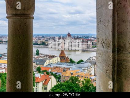 Budapest, HU - 11 giugno 2023 Vista orizzontale da una delle terrazze neoromaniche del Bastione dei pescatori del Danubio e del P ungherese Foto Stock