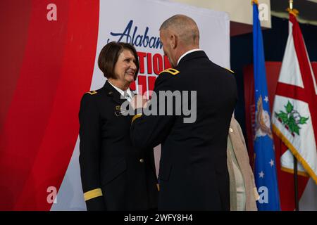 Il generale uscente dell'Alabama National Guard Adjutant General (TAG) maggiore generale Sheryl Gordon viene schienato da Brig. Gen. David Pritchett il TAG incoming a Montgomery, Ala. Il 5 gennaio 2024. (Guardia Nazionale dell'Alabama Foto Stock