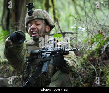 Washington National Guard Soldiers with Bravo Company, 3rd Battalion, 161st Infantry Regiment, 81st Stryker Brigade Combat Team, React to contact during squad training, on Joint base Lewis-McChord, Washington, 6 gennaio 2024. Praticando l'eccellenza nelle basi, i fanti sono pronti per qualsiasi missione, locale o all'estero. Foto Stock