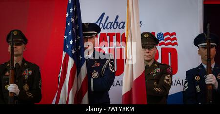 L'Alabama National Guard Honor Guard è all'attenzione durante il distacco dei colori per l'Alabama National Guard Adjutant General Change-of-Command Ceremony a Montgomery, Ala. Il 5 gennaio 2024. (Guardia Nazionale dell'Alabama Foto Stock