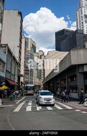 Vista degli alti edifici di via Boa Vista vicino all'angolo di piazza Sao Bento nel centro storico del quartiere Centro durante le giornate di sole estive. Foto Stock