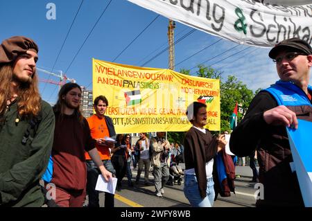 Protesta palestinese a Zürich: Persone che chiedono sanzioni contro Israele, Palästinenser-dimostrazione a Zürich am 1. Mai. Die Demonstranten fordern San Foto Stock