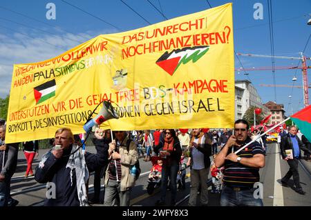 Protesta palestinese a Zürich: Persone che chiedono sanzioni contro Israele, Palästinenser-dimostrazione a Zürich am 1. Mai. Die Demonstranten fordern San Foto Stock