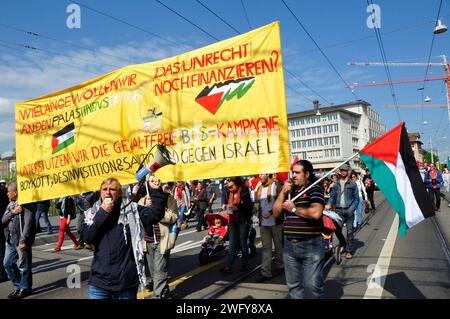 Protesta palestinese a Zürich: Persone che chiedono sanzioni contro Israele, Palästinenser-dimostrazione a Zürich am 1. Mai. Die Demonstranten fordern San Foto Stock