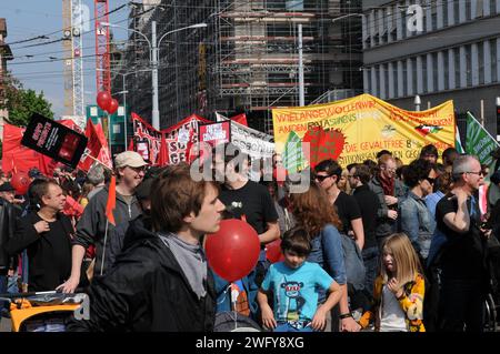 Protesta palestinese a Zürich: Persone che chiedono sanzioni contro Israele, Palästinenser-dimostrazione a Zürich am 1. Mai. Die Demonstranten fordern San Foto Stock