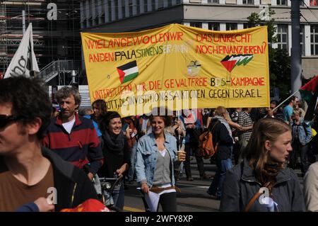 Protesta palestinese a Zürich: Persone che chiedono sanzioni contro Israele, Palästinenser-dimostrazione a Zürich am 1. Mai. Die Demonstranten fordern San Foto Stock