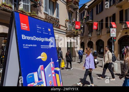 MILANO, ITALIA- 04 17 2023: Il quartiere del design di Brera è il centro storico e di lusso di Milano. Distretto di importanza internazionale con numerosi visitatori Foto Stock