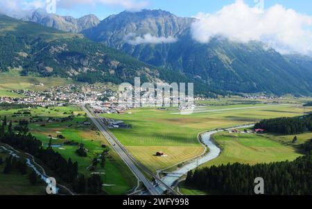 Luftaufnahme von Samedan, Golfplatz und Europa's höchstem Flughafen. Volo da Samedan, dal campo da golf e dall'aeroporto più alto d'Europa Foto Stock