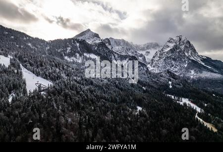 Le Alpi Bavaresi si trovano vicino all'Edelweiss Lodge and Resort a Garmisch, Germania 1 gennaio 2024. L'Edelweiss Lodge and Resort è uno dei quattro centri ricreativi delle forze armate situati in tutto il mondo. I centri ricreativi delle forze armate (AFRC) servono i membri delle forze armate statunitensi, le loro famiglie e altri utenti autorizzati. AFRC Resorts offre attività di morale, benessere e ricreazione gestite dall'esercito degli Stati Uniti per il Dipartimento della difesa. Foto Stock