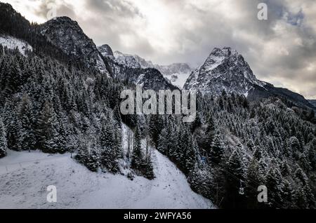 Le Alpi Bavaresi si trovano vicino all'Edelweiss Lodge and Resort a Garmisch, Germania 1 gennaio 2024. L'Edelweiss Lodge and Resort è uno dei quattro centri ricreativi delle forze armate situati in tutto il mondo. I centri ricreativi delle forze armate (AFRC) servono i membri delle forze armate statunitensi, le loro famiglie e altri utenti autorizzati. AFRC Resorts offre attività di morale, benessere e ricreazione gestite dall'esercito degli Stati Uniti per il Dipartimento della difesa. Foto Stock