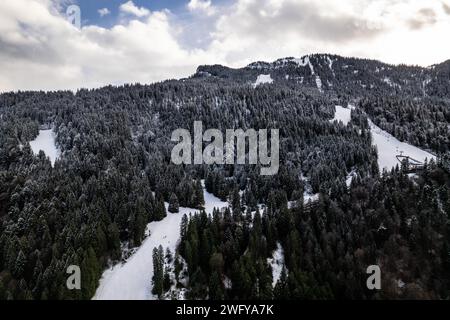 Le Alpi Bavaresi si trovano vicino all'Edelweiss Lodge and Resort a Garmisch, Germania 1 gennaio 2024. L'Edelweiss Lodge and Resort è uno dei quattro centri ricreativi delle forze armate situati in tutto il mondo. I centri ricreativi delle forze armate (AFRC) servono i membri delle forze armate statunitensi, le loro famiglie e altri utenti autorizzati. AFRC Resorts offre attività di morale, benessere e ricreazione gestite dall'esercito degli Stati Uniti per il Dipartimento della difesa. Foto Stock