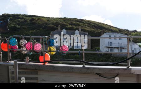 Boe marittime appese alle ringhiere di Port Isaac, Cornovaglia, Regno Unito Foto Stock