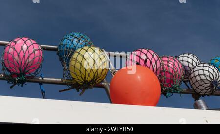 Boe marittime appese alle ringhiere di Port Isaac, Cornovaglia, Regno Unito Foto Stock