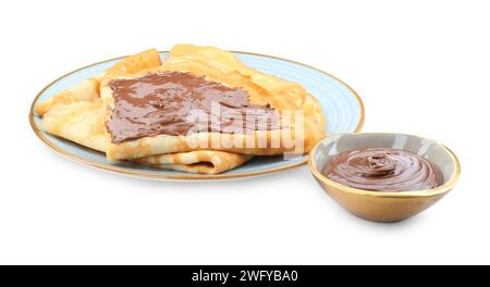 Crepes gustose con pasta di cioccolato isolata su bianco Foto Stock