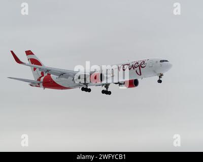 Boeing 767, aereo Air Canada Rouge in avvicinamento all'aeroporto YUL. Quebec, Canada Foto Stock