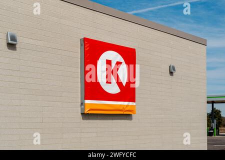 Circle K sign e logo per la combinazione distributore di benzina e minimarket a Montgomery, Alabama, USA. Foto Stock