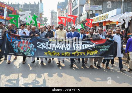 Il mese delle lingue febbraio è stato celebrato con una processione alfabetica a Sylhet. Alla processione parteciparono dignitari, tra cui coraggiosi combattenti per la libertà, giornalisti, personalità culturali, poeti, figure letterarie ed educatori. Sammilita Natya Parishad Sylhet ha organizzato la processione di Varnamala il primo giorno di febbraio per gli ultimi 10 anni. La processione fu inaugurata dal vice Commissario e magistrato distrettuale Sheikh Russell Hasan e dal sindaco di Sylhet Anwaruzzaman Chowdhury. Sylhet, Bangladesh. Foto Stock