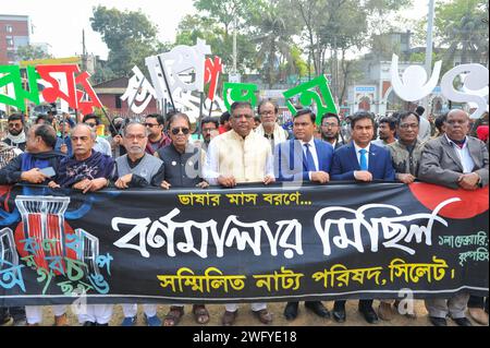 Il mese delle lingue febbraio è stato celebrato con una processione alfabetica a Sylhet. Alla processione parteciparono dignitari, tra cui coraggiosi combattenti per la libertà, giornalisti, personalità culturali, poeti, figure letterarie ed educatori. Sammilita Natya Parishad Sylhet ha organizzato la processione di Varnamala il primo giorno di febbraio per gli ultimi 10 anni. La processione fu inaugurata dal vice Commissario e magistrato distrettuale Sheikh Russell Hasan e dal sindaco di Sylhet Anwaruzzaman Chowdhury. Sylhet, Bangladesh. Foto Stock