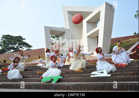 Ballerini che si preparano per una performance per il mese della lingua al Sylhet Central Shaheed Minar che è stato celebrato con una processione alfabetica a Sylhet. Alla processione parteciparono dignitari, tra cui coraggiosi combattenti per la libertà, giornalisti, personalità culturali, poeti, figure letterarie ed educatori. Sammilita Natya Parishad Sylhet ha organizzato la processione di Varnamala il primo giorno di febbraio per gli ultimi 10 anni. La processione fu inaugurata dal vice Commissario e magistrato distrettuale Sheikh Russell Hasan e dal sindaco di Sylhet Anwaruzzaman Chowdhury. Sylhet, Ban Foto Stock