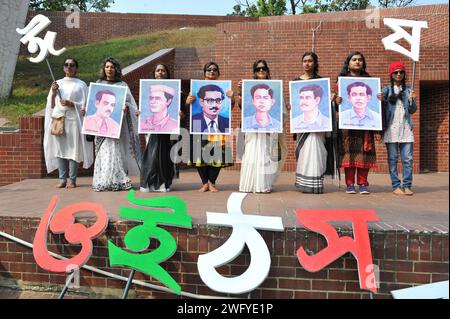 Attivisti culturali in una marcia alfabetica che tiene foto di martiri linguistici per celebrare il mese della lingua con una processione alfabetica a Sylhet. Alla processione parteciparono dignitari, tra cui coraggiosi combattenti per la libertà, giornalisti, personalità culturali, poeti, figure letterarie ed educatori. Sammilita Natya Parishad Sylhet ha organizzato la processione di Varnamala il primo giorno di febbraio per gli ultimi 10 anni. La processione fu inaugurata dal vice Commissario e magistrato distrettuale Sheikh Russell Hasan e dal sindaco di Sylhet Anwaruzzaman Chowdhury. Sylhet, Bangladesh. Foto Stock