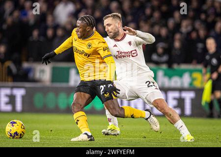 Wolverhampton, Regno Unito. 1 febbraio 2024. Wolverhampton, Inghilterra, 1 febbraio 2024: Luke Shaw di Man Utd e Jeanricner Bellegarde dei Wolves combattono per il pallone durante la partita di calcio della Premier League tra Wolverhampton Wanderers e Manchester United allo Stadio Molineux di Wolverhampton, Inghilterra (Richard Callis/SPP) credito: SPP Sport Press Photo. /Alamy Live News Foto Stock