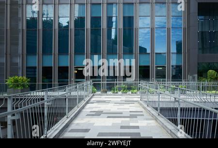 Moderno centro affari e ponte pedonale Foto Stock