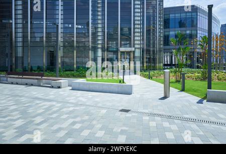 Pavimento vuoto in mattoni con facciata in acciaio e vetro esterna dell'edificio per uffici Foto Stock