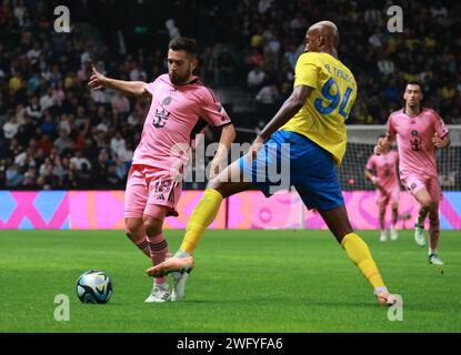 Riyadh, Arabia Saudita. 1 febbraio 2024. Anderson Talisca (R) di al-Nassr con Jordi Alba dell'Inter Miami durante la partita amichevole di calcio tra al-Nassr FC dell'Arabia Saudita e l'Inter Miami CF degli Stati Uniti al Kingdom Arena Stadium di Riyadh, Arabia Saudita, 1 febbraio 2024. Crediti: Wang Haizhou/Xinhua/Alamy Live News Foto Stock