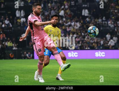 Riyadh, Arabia Saudita. 1 febbraio 2024. L'Inter Miami Jordi Alba (L) vies con Nawaf Boushal di al-Nassr durante l'amichevole partita di calcio tra l'al-Nassr FC dell'Arabia Saudita e l'US Inter Miami CF al Kingdom Arena Stadium di Riyadh, Arabia Saudita, 1 febbraio 2024. Crediti: Wang Haizhou/Xinhua/Alamy Live News Foto Stock