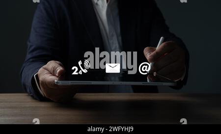 CONTATTA la hotline dell'assistenza clienti degli Stati Uniti Contatta l'e-mail e il call center del servizio clienti che utilizza un computer portatile Foto Stock