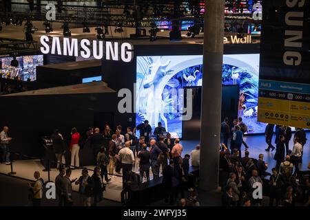 Barcellona, Spagna. 1 febbraio 2024. Il logo del produttore sudcoreano Samsung è visibile durante la fiera dell'audiovisivo ISE 2024. Dal 30 gennaio al 2 febbraio, la ventesima edizione di Integrated Systems Europe (ISE) 2024 si svolgerà a Barcellona, presso la sede della Fira de Barcelona-Gran via, che riunisce espositori di aziende e produttori leader del settore audiovisivo. (Foto di Paco Freire/SOPA Images/Sipa USA) credito: SIPA USA/Alamy Live News Foto Stock