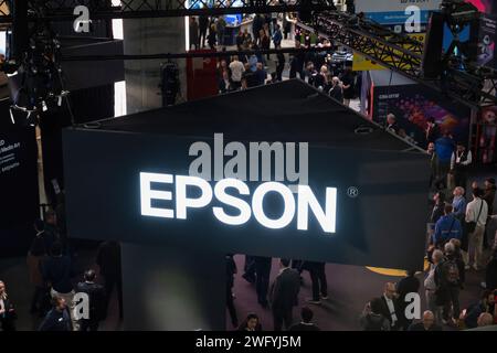 Barcellona, Spagna. 1 febbraio 2024. Il logo del produttore giapponese EPSON è visibile durante la fiera dell'audiovisivo ISE 2024. Dal 30 gennaio al 2 febbraio, la ventesima edizione di Integrated Systems Europe (ISE) 2024 si svolgerà a Barcellona, presso la sede della Fira de Barcelona-Gran via, che riunisce espositori di aziende e produttori leader del settore audiovisivo. Credito: SOPA Images Limited/Alamy Live News Foto Stock