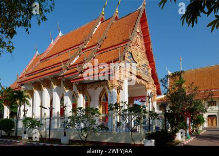 Il Viharn (vihara) o sala di preghiera/meditazione di un tipico tempio buddista in stile thailandese, il Wat Mongkol Nimit (Mongkhon Nimit) nella città di Phuket, Thailandia Foto Stock