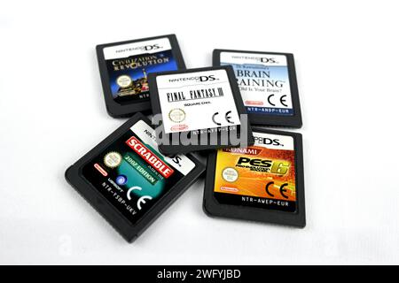 Cartucce di gioco per Nintendo DS su sfondo bianco – Galles, Regno Unito – 31 gennaio 2024 Foto Stock