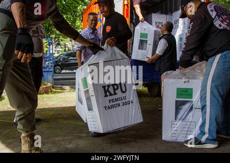 Bandung, Giava Occidentale, Indonesia. 2 febbraio 2024. I lavoratori caricano le urne in un magazzino nel sottodistretto di Bandung Wetan a Bandung. La terza democrazia del mondo è prevista per le elezioni legislative e presidenziali il 14 febbraio 2024. (Immagine di credito: © Algi February Sugita/ZUMA Press Wire) SOLO USO EDITORIALE! Non per USO commerciale! Foto Stock