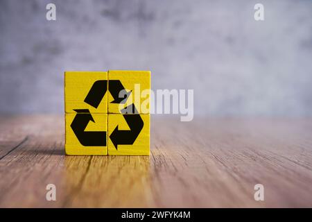 Immagine ravvicinata di cubi di legno con simbolo di riciclaggio. Spazio di copia per il testo. Foto Stock