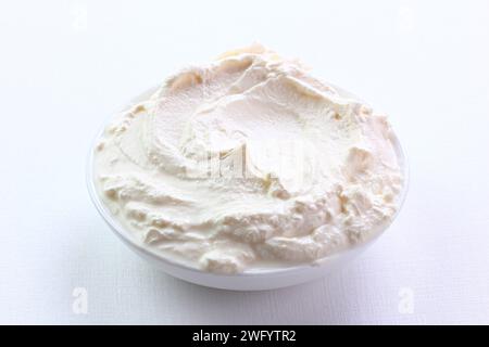 cagliare in un recipiente in ceramica su sfondo bianco isolato. prodotti lattiero-caseari biologici Foto Stock