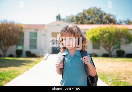 Allievo di Schoolchild che corre sul parco giochi di fine classe. Vocazione scolastica Foto Stock