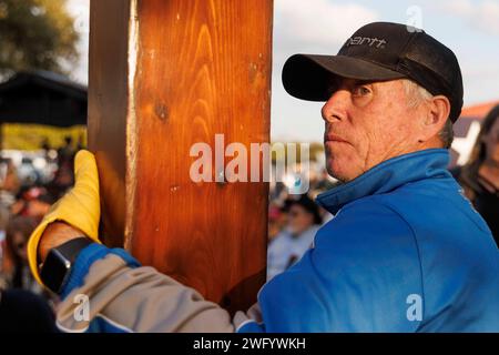 Molla di gocciolamento, Stati Uniti. 1 febbraio 2024. Dan Beazley, di Northville, Michigan, porta una grande croce di legno nei siti di tragedie e 'ovunque il Signore mi mandi'. Circa un migliaio di persone si sono radunate, ascoltate parlare di sicurezza delle frontiere e hanno fatto campagna per punti di discussione conservatori alla One Shot Distillery di Dripping Spring, Texas, il 1 febbraio 2024. Questo fu il primo grande raduno del convoglio "Take Our Border Back", iniziato intorno al 29 gennaio 2024 e che prevede di andare al confine tra Texas e Messico. (Foto di John Rudoff/Sipa USA) credito: SIPA USA/Alamy Live News Foto Stock