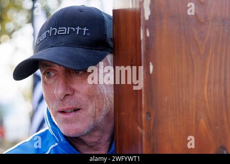 Molla di gocciolamento, Stati Uniti. 1 febbraio 2024. Dan Beazley, di Northville, Michigan, porta una grande croce di legno nei siti di tragedie e 'ovunque il Signore mi mandi'. Circa un migliaio di persone si sono radunate, ascoltate parlare di sicurezza delle frontiere e hanno fatto campagna per punti di discussione conservatori alla One Shot Distillery di Dripping Spring, Texas, il 1 febbraio 2024. Questo fu il primo grande raduno del convoglio "Take Our Border Back", iniziato intorno al 29 gennaio 2024 e che prevede di andare al confine tra Texas e Messico. (Foto di John Rudoff/Sipa USA) credito: SIPA USA/Alamy Live News Foto Stock