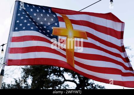 Molla di gocciolamento, Stati Uniti. 1 febbraio 2024. Dan Beazley, di Northville, Michigan, porta una grande croce di legno nei siti di tragedie e 'ovunque il Signore mi mandi'. Circa un migliaio di persone si sono radunate, ascoltate parlare di sicurezza delle frontiere e hanno fatto campagna per punti di discussione conservatori alla One Shot Distillery di Dripping Spring, Texas, il 1 febbraio 2024. Questo fu il primo grande raduno del convoglio "Take Our Border Back", iniziato intorno al 29 gennaio 2024 e che prevede di andare al confine tra Texas e Messico. (Foto di John Rudoff/Sipa USA) credito: SIPA USA/Alamy Live News Foto Stock