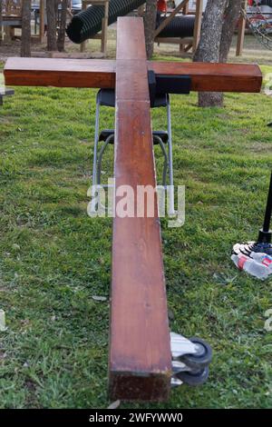 Molla di gocciolamento, Stati Uniti. 1 febbraio 2024. Dan Beazley, di Northville, Michigan, porta una grande croce di legno nei siti di tragedie e 'ovunque il Signore mi mandi'. Circa un migliaio di persone si sono radunate, ascoltate parlare di sicurezza delle frontiere e hanno fatto campagna per punti di discussione conservatori alla One Shot Distillery di Dripping Spring, Texas, il 1 febbraio 2024. Questo fu il primo grande raduno del convoglio "Take Our Border Back", iniziato intorno al 29 gennaio 2024 e che prevede di andare al confine tra Texas e Messico. (Foto di John Rudoff/Sipa USA) credito: SIPA USA/Alamy Live News Foto Stock